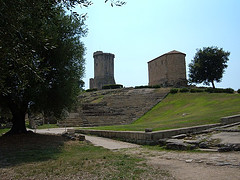 Mittelalterlicher Turm auf den Ruinen eines Tempels in Velia